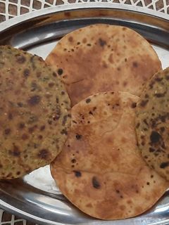 A picture of Thepla & Roti khakhra.