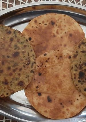 A picture of Thepla & Roti khakhra.