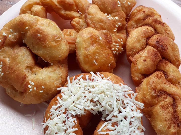 Bagaimana Membuat Donat Jagung Kepang Anti Gagal