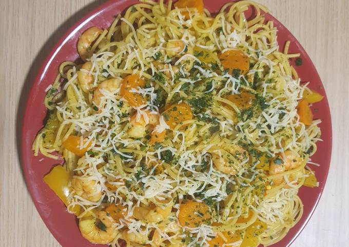 Spaghetti aux crevettes et légumes