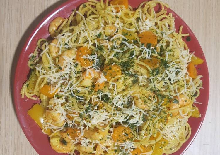 Spaghetti aux crevettes et légumes