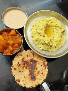 કઢી ખીચડી (Kadhi Khichdi Recipe In Gujarati) રેસીપી મુખ્ય ફોટો