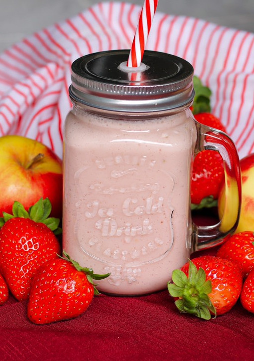 Una foto de Batido de fresas y manzana
