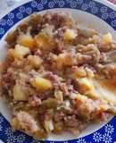 Vainas de bote con chorizo, carne, patatas y taquitos de jamón