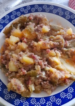 Una foto de Vainas de bote con chorizo, carne, patatas y taquitos de jamón