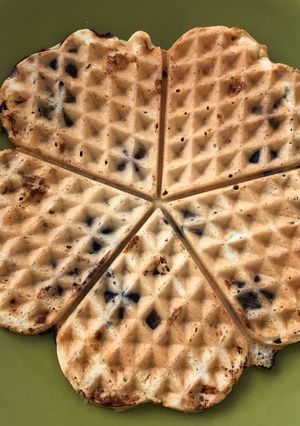 Una foto de Waffles veganos de naranja y arándanos