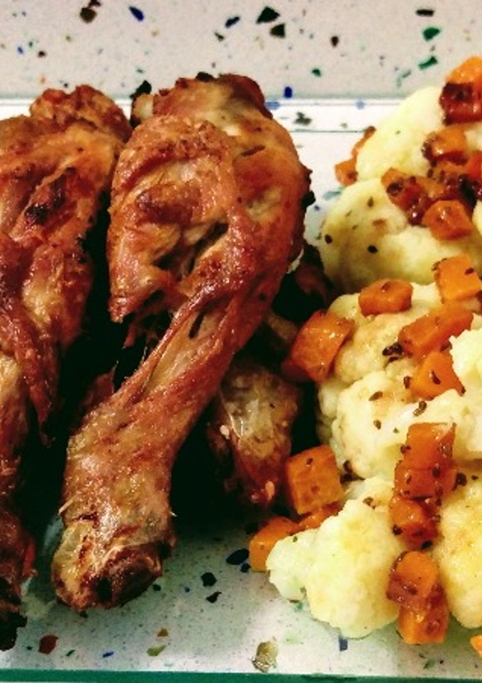 Una foto de Pollo frito y coliflor salteada con calabaza y anís