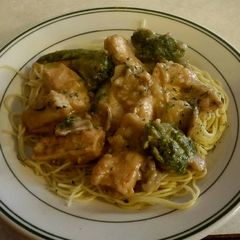 A picture of Creamy chicken and veggie pasta.
