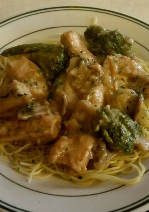 A picture of Creamy chicken and veggie pasta.