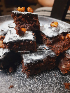 चॉकलेट ब्राऊनी (chocolate brownie recipe in marathi) रेसिपी चे मुख्य फोटो