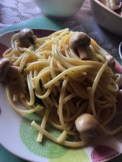 Una foto de Espagueti con salsa blanca y champiñones enteros🍄🤤