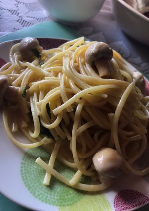 Una foto de Espagueti con salsa blanca y champiñones enteros🍄🤤