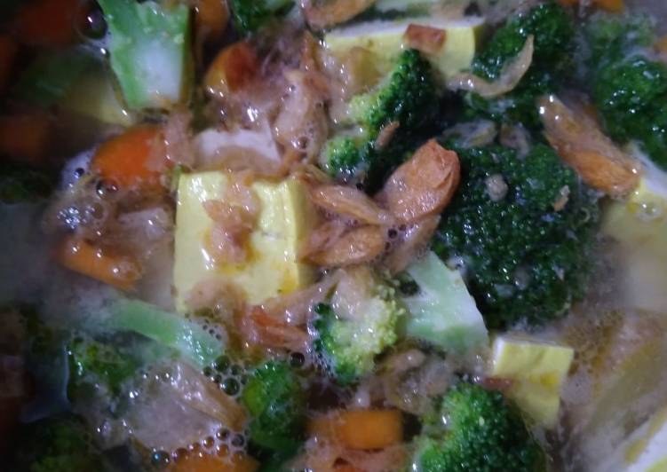 Langkah Mudah untuk Menyiapkan Sup brokoli udang wortel, Bisa Manjain Lidah
