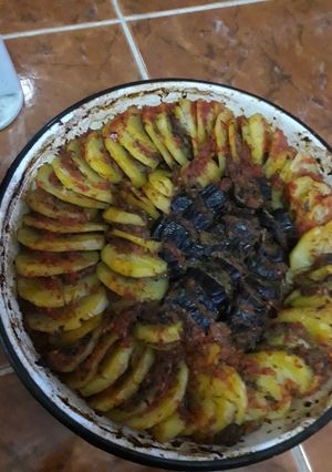 صورة لوصفة صينيه بالفرن لحم وبطاطا وباذنجان
