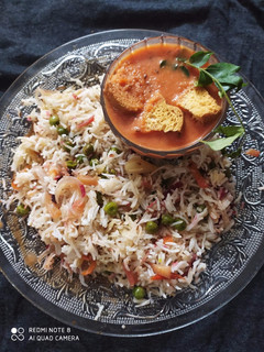 મિક્સવેજ ટોમેટો સૂપ વીથ વેજ પૂલાવ Mix veg tomato soup with veg pulav recepie in Gujarati રેસીપી મુખ્ય ફોટો