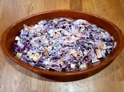 Una foto de ensalada de col lombarda