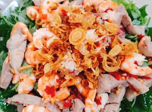Hình của món Gỏi rau càng cua trộn tôm thịt.