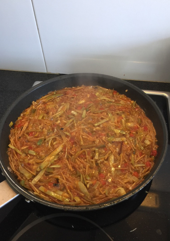 Una foto de Fideuá vegetariana