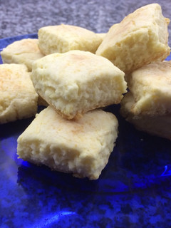 Una foto de Scones de queso con aceite