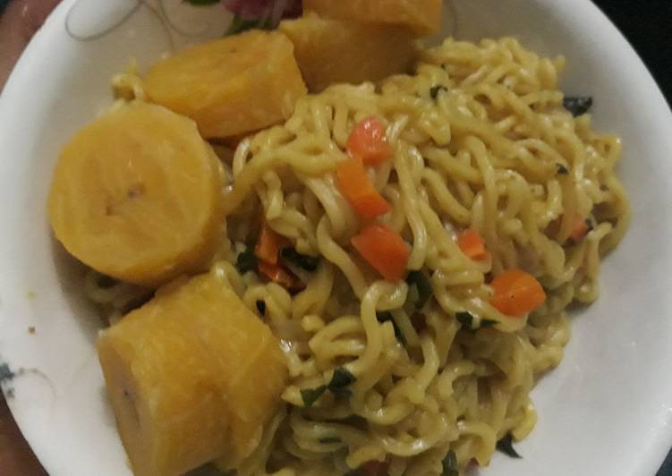 Recipe of Super Quick Homemade Indomine with carrots and boiled plantain