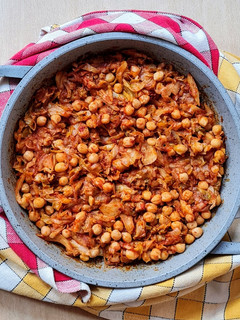 Una foto de Salteado de repollo y garbanzos 🇪🇸 Berza o col blanca salteada con garbanzos 🫕 Receta con tips 😉
