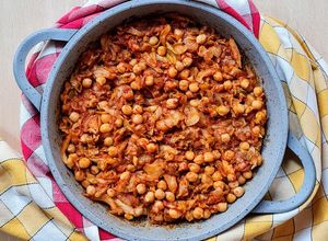Una foto de Salteado de repollo y garbanzos 🇪🇸 Berza o col blanca salteada con garbanzos 🫕 Receta con tips 😉