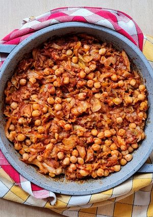 Una foto de Salteado de repollo y garbanzos 🇪🇸 Berza o col blanca salteada con garbanzos 🫕 Receta con tips 😉
