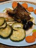 Verduras al vapor sobre crema de parmesano y aceitunas negras