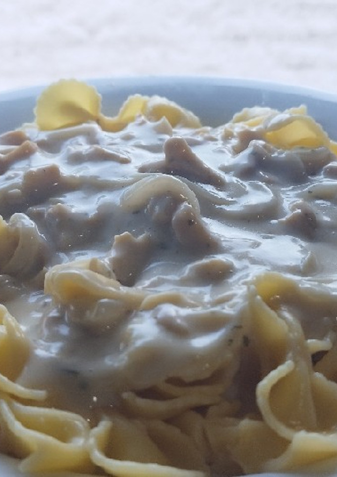 Una foto de 🍗Salsa de champiñones y pollo🍄