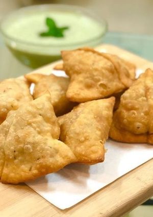 A picture of Aaloo Ke Samosay.