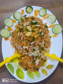 સેઝવાન ફ્રાઈડ રાઈસ (schezwan fried rice recipe in gujarati) રેસીપી મુખ્ય ફોટો