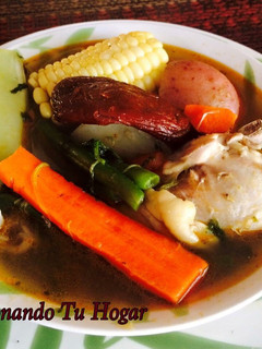Una foto de Caldo de pollo con verduras al estilo de mi hogar💖