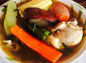 Una foto de Caldo de pollo con verduras al estilo de mi hogar💖