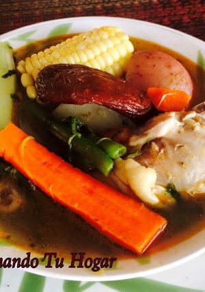 Una foto de Caldo de pollo con verduras al estilo de mi hogar💖