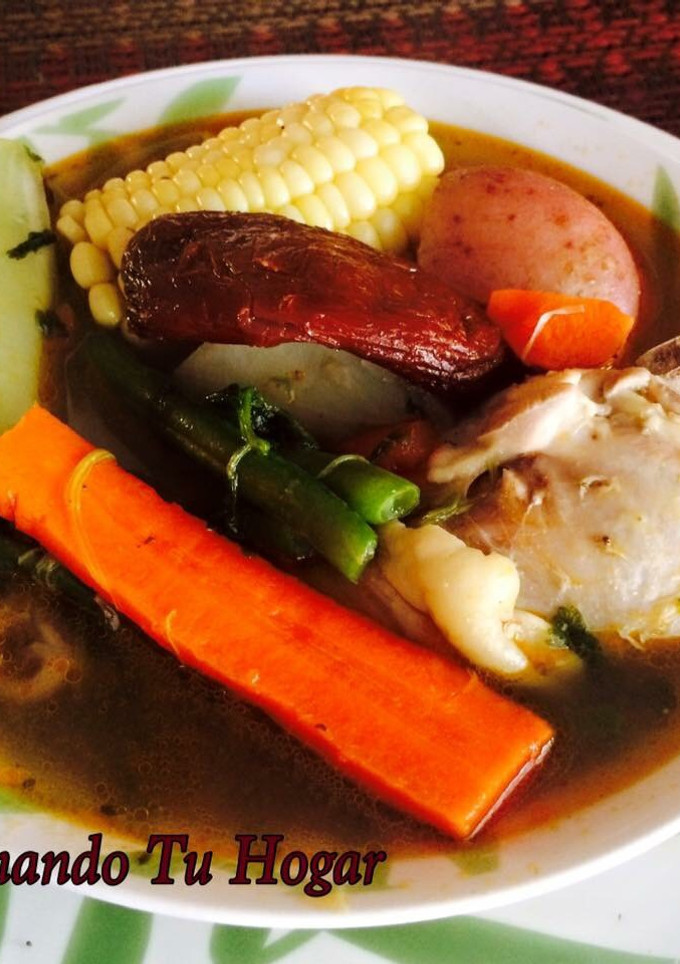 Una foto de Caldo de pollo con verduras al estilo de mi hogar💖