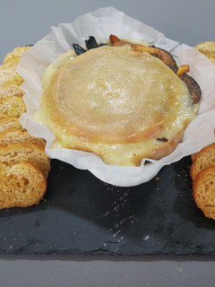 Una foto de Torta del Casar con setas