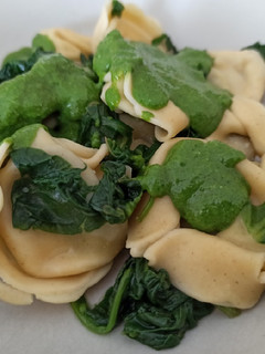 Una foto de Pasta con espinacas y pesto de espinacas
