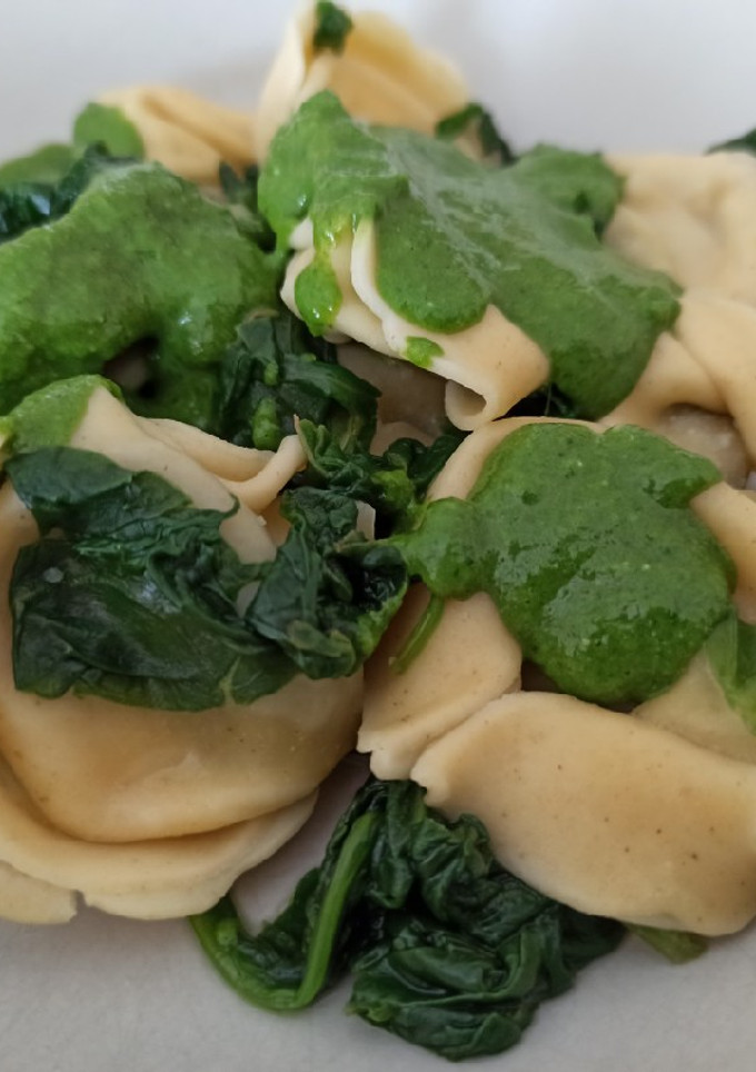 Una foto de Pasta con espinacas y pesto de espinacas
