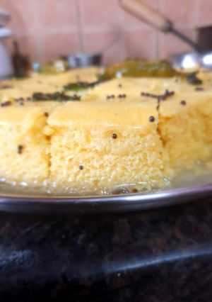 गुजराती ढोकला (gujrathi dhokla recipe in hindi) रेसिपी मुख्य फोटो