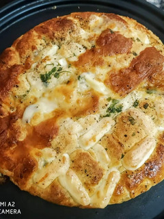 A picture of Mozzarella garlic bread.