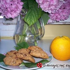 A picture of Wholemeal biscuits with raisins, walnuts and honey.
