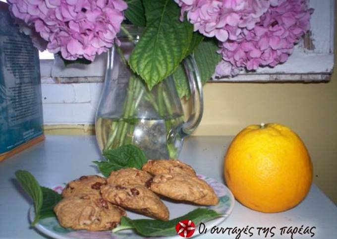 Wholemeal biscuits with raisins, walnuts and honey