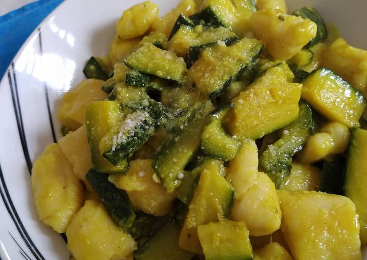 Recetta di Veloce Gnocchi di ricotta con bastoncini di zucchine e zafferano