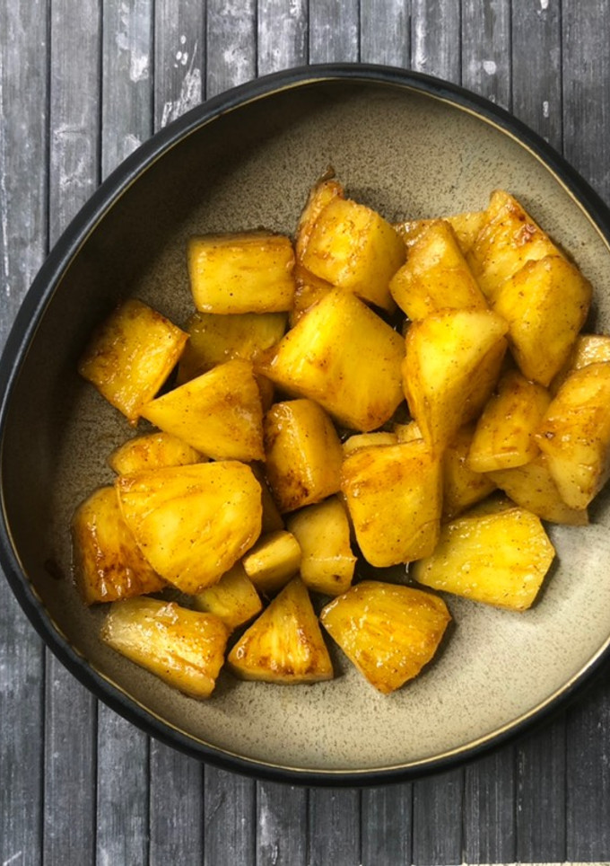 Una foto de Postre de piña al brandy con canela