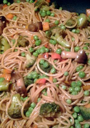 A picture of vegetable lo mein and vegetable rice.