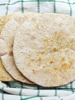 Foto di Flatbread di farro allo yogurt di soia con semi di papavero