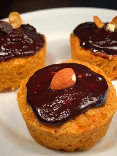 Una foto de Carrot cake muffins saludables, esponjosos y muy fáciles! Sin harina, postre light