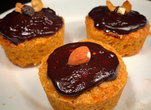 Una foto de Carrot cake muffins saludables, esponjosos y muy fáciles! Sin harina, postre light