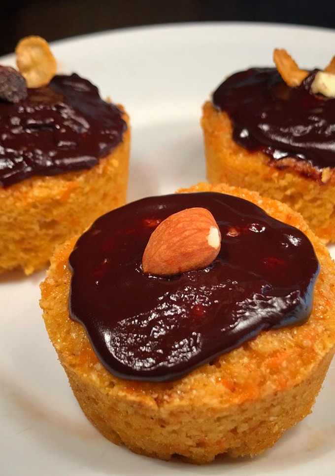 Una foto de Carrot cake muffins saludables, esponjosos y muy fáciles! Sin harina, postre light