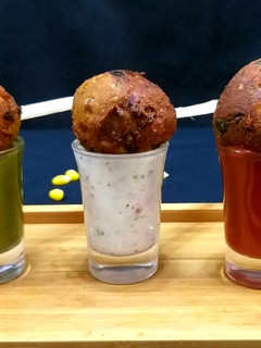 कॉर्न चीज़ लॉलीपॉप (Corn cheese lollipop recipe in hindi) रेसिपी मुख्य फोटो